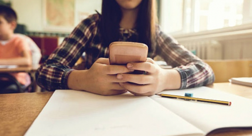 Smartphone nemici della scrittura? Come convivere con la tecnologia a scuola